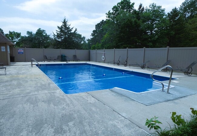 Building Photo - 2 Bed/ 1 Bath- Village South Condominiums