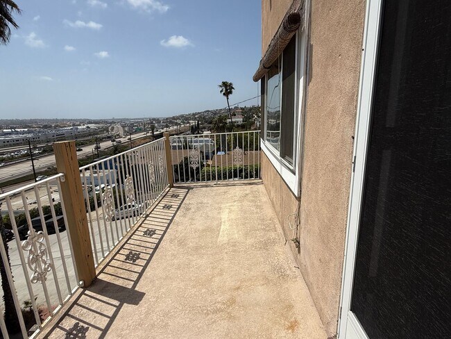 Building Photo - Beautiful 2 bedroom 1 bathroom upstairs ap...