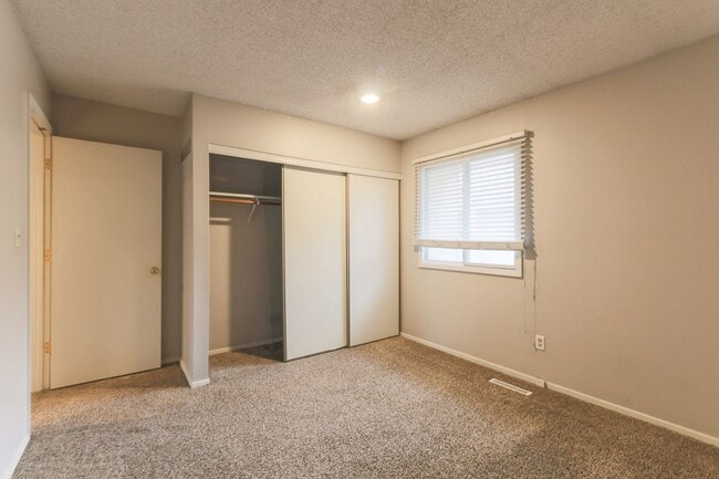 Building Photo - {10919} Quivera Falls Condo + Attached Two Car Garage + Maintenance Provided Community + Communit...