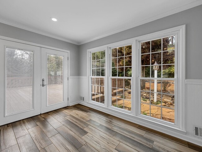 Building Photo - Luxury Living Awaits in this 6 Bedroom, 5 Bathroom Home – Elegant Comfort in a Prime Location