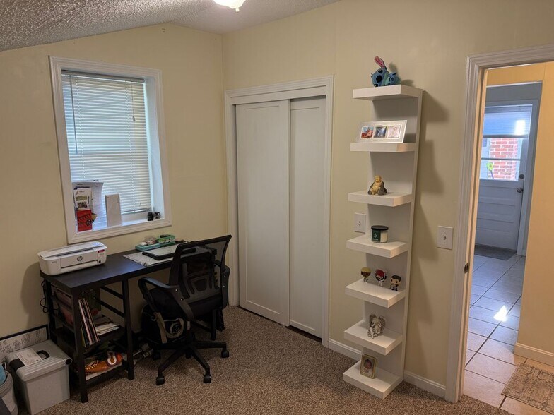 Building Photo - 707 Putnam Pike