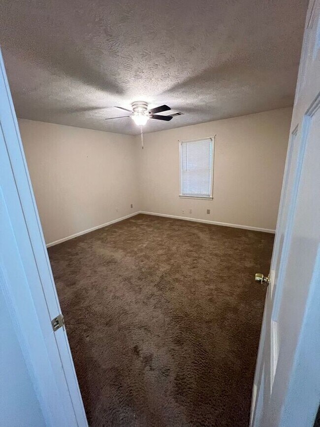 Building Photo - Finally 2 bedroom 1 bath ranch duplex available in Lawrenceville!!!