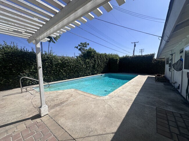 Building Photo - BACK ON MARKET - 3 bed 2 bath fully remode...