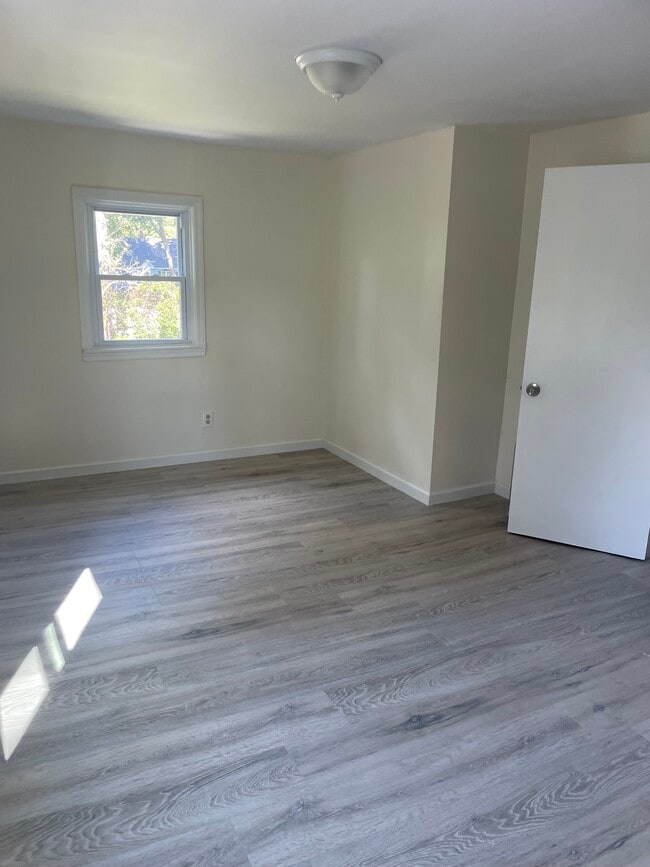 Building Photo - 27 Anthony St