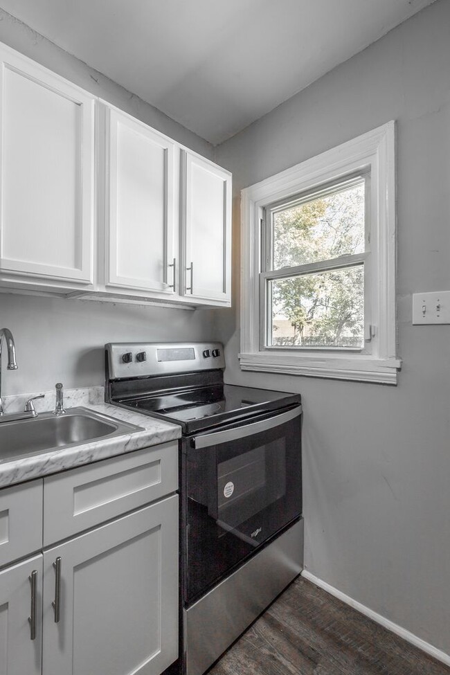 Building Photo - 5109-5111 Sunbeam Ave