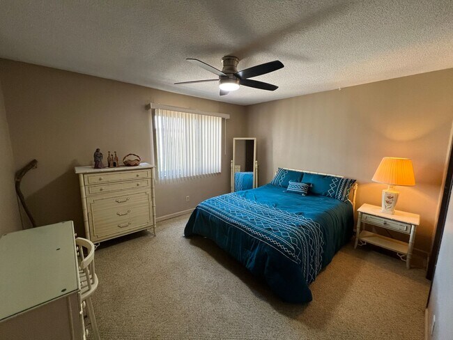 Building Photo - Sharp & Convenient 1 Bed. Condo that Can b...