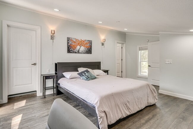 Building Photo - 372 Plum St