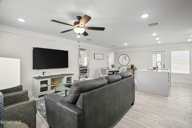 Building Photo - 854 Mallett St