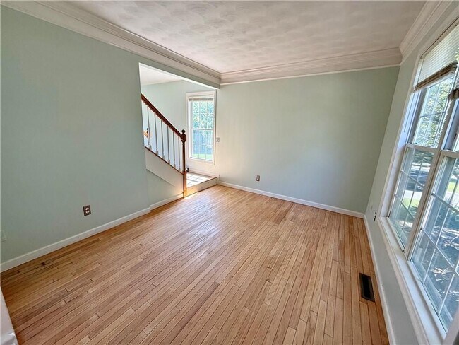 Building Photo - 125 Goldenrod Dr