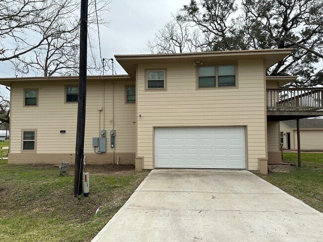 Building Photo - 631 Live Oak Dr