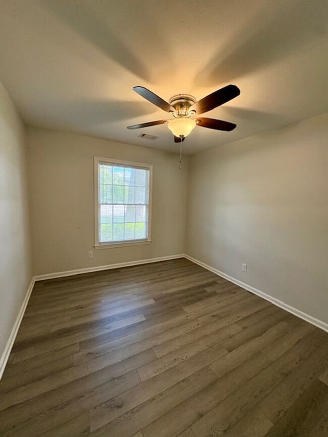 Building Photo - Charming Three Bedroom Duplex on Harborvie...