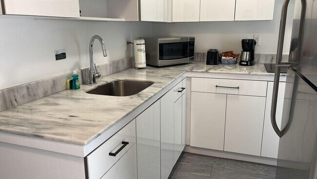 Building Photo - 6495 Indian Creek Dr