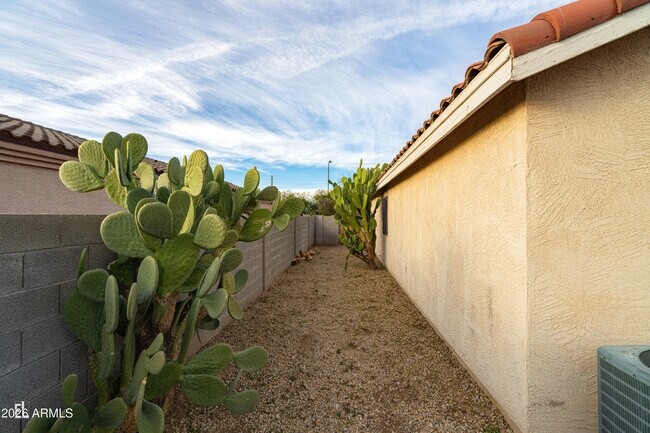 Building Photo - 11825 W Edgemont Ave