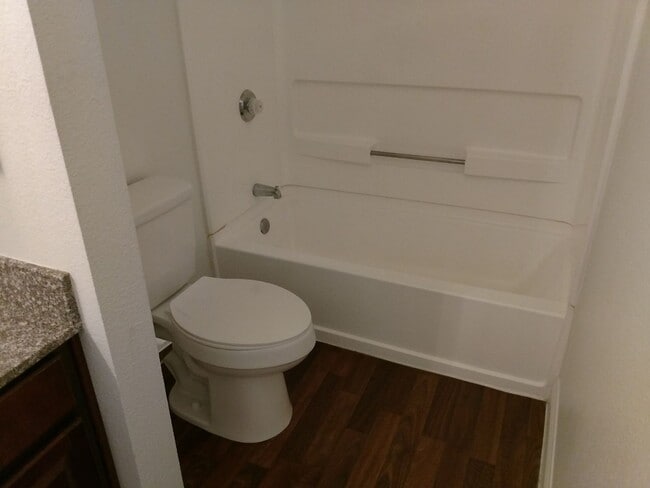 Building Photo - 3 Bedroom 2 bathroom Northwest condo