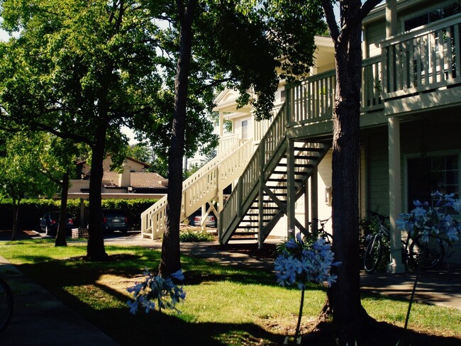 Building Photo - Upstairs One Bedroom located in walking di...