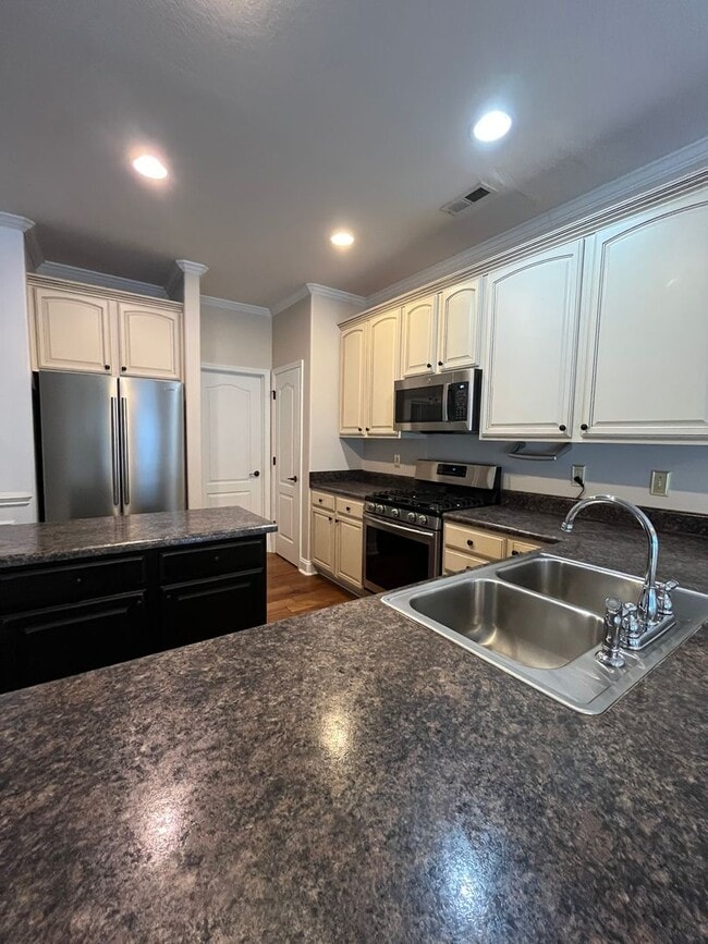 Building Photo - Stunning 3 Bed 3 Bath Home