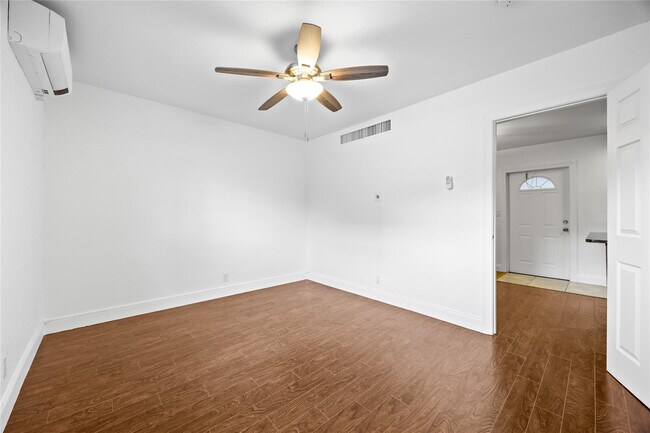 Building Photo - 413 SE 16th St