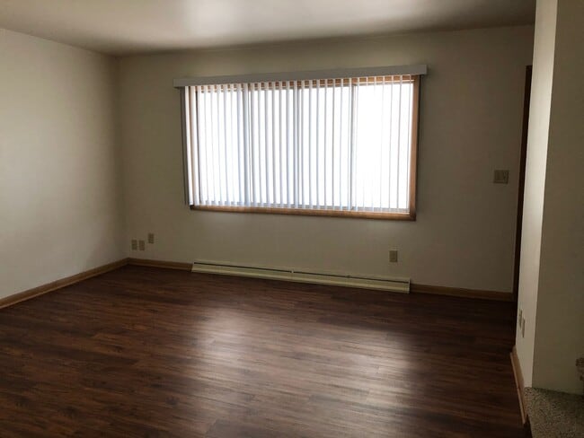 Building Photo - Modern, comfortable townhome living just steps from the Fox River and Oshkosh’s lively downtown.