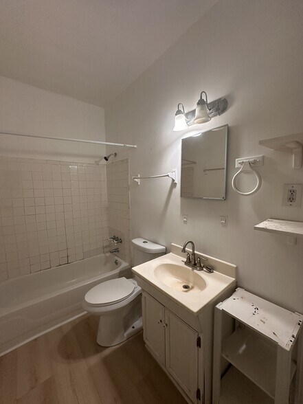 Bathroom - 448 Calhoun St NW