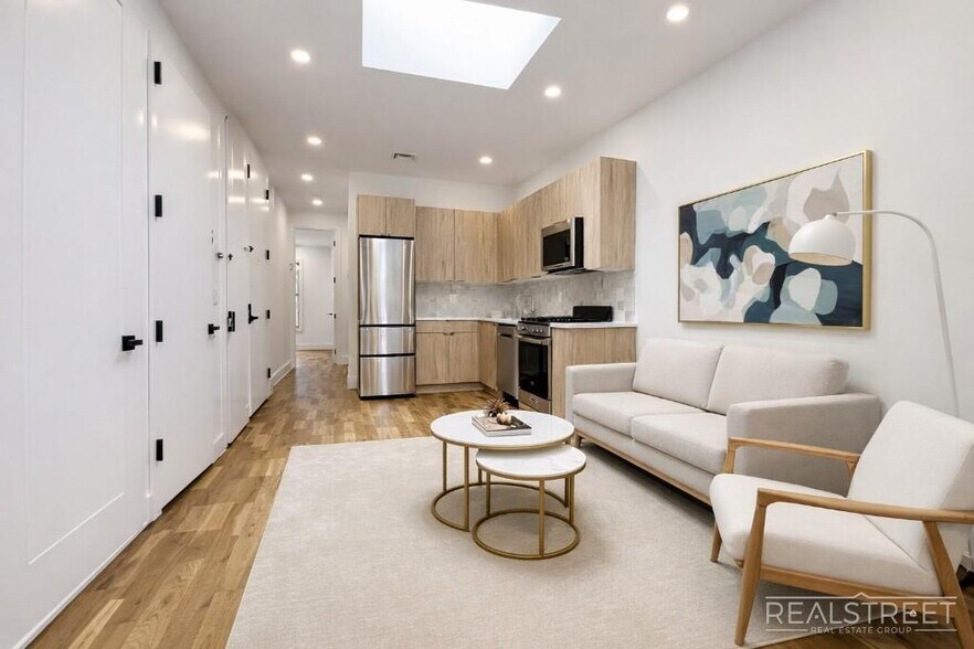 Building Photo - 4BR/2BA with In-Unit Washer & Dryer