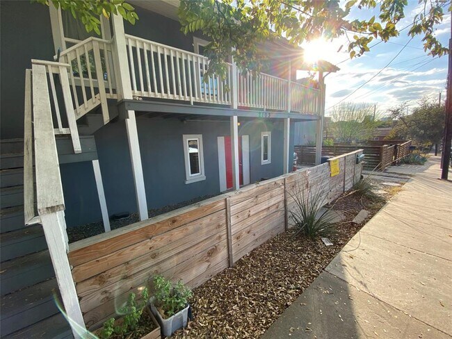 Building Photo - 2103 Rosewood Ave