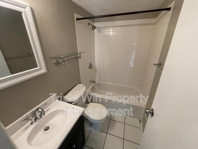 Building Photo - 411 Far Hill Dr