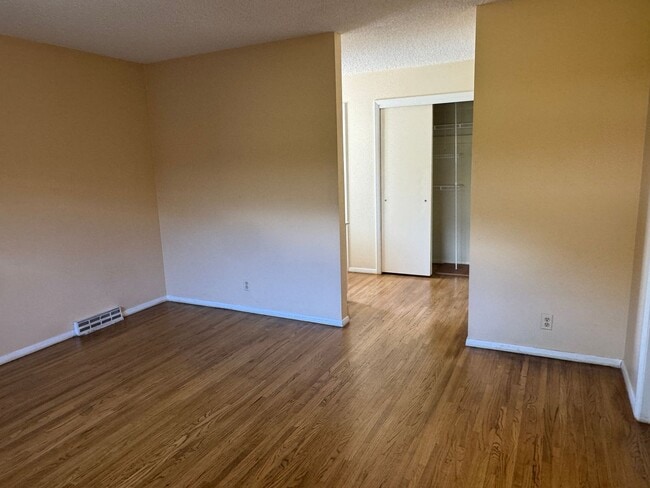 Building Photo - 4 Bedroom, 2 Bathroom Home near Louisiana & Osuna