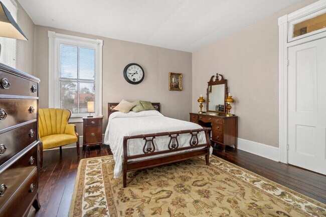 Building Photo - Downtown Smithfield: Beautiful, furnished apartment for rent