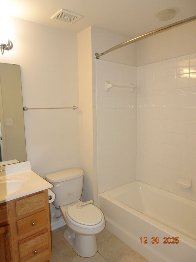 Building Photo - 4 Bedrooms, 3.5 Baths Townhouse