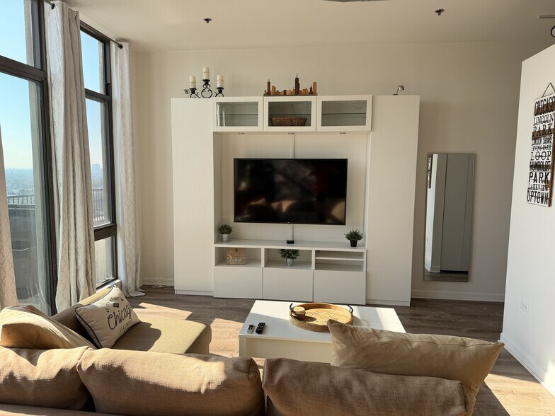 Building Photo - 1550 S Blue Island Ave