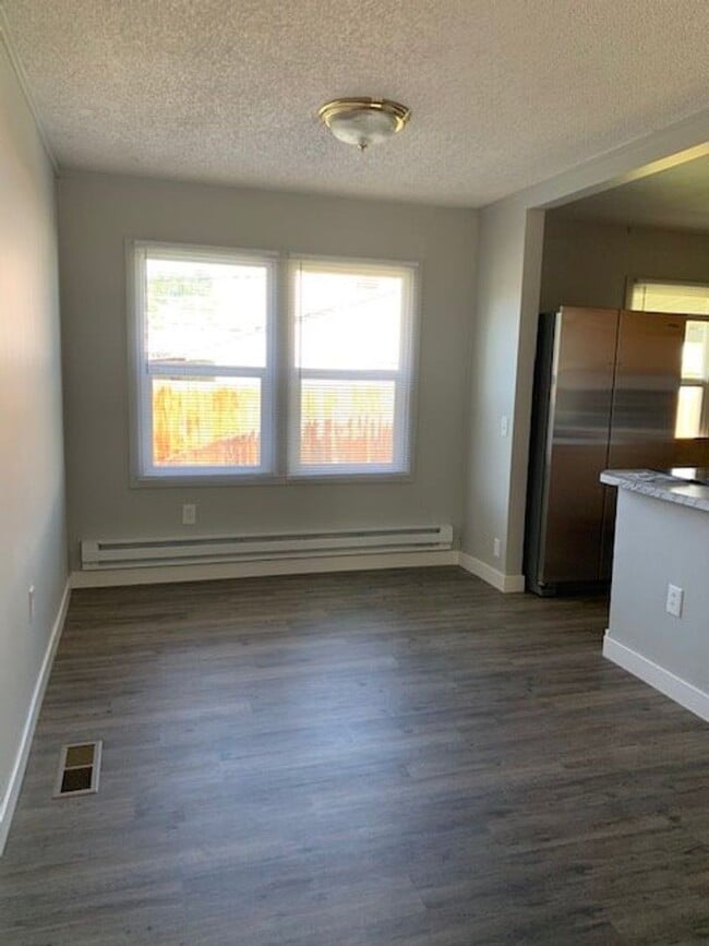 Building Photo - 3 bd., 2 bath remodeled Duplex
