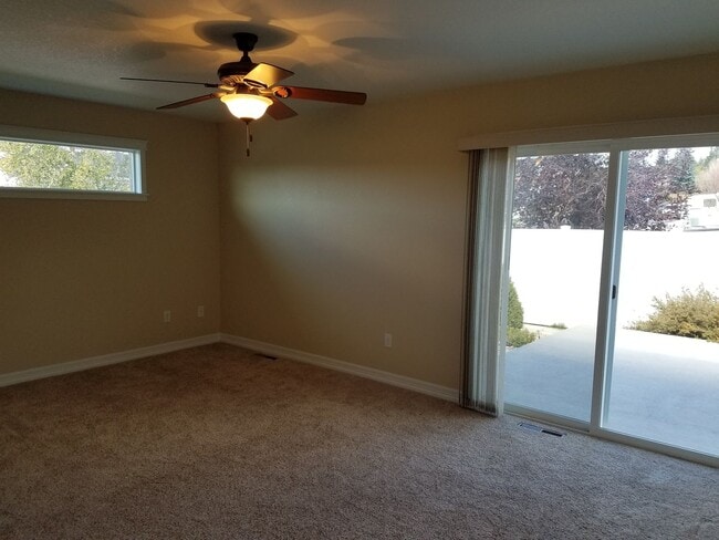 Building Photo - House For Lease