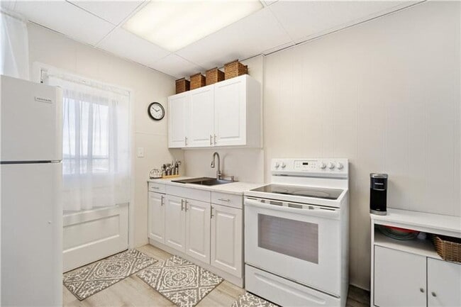 Building Photo - Breathtaking City Views – 3 Bedroom Home Minutes from Downtown!