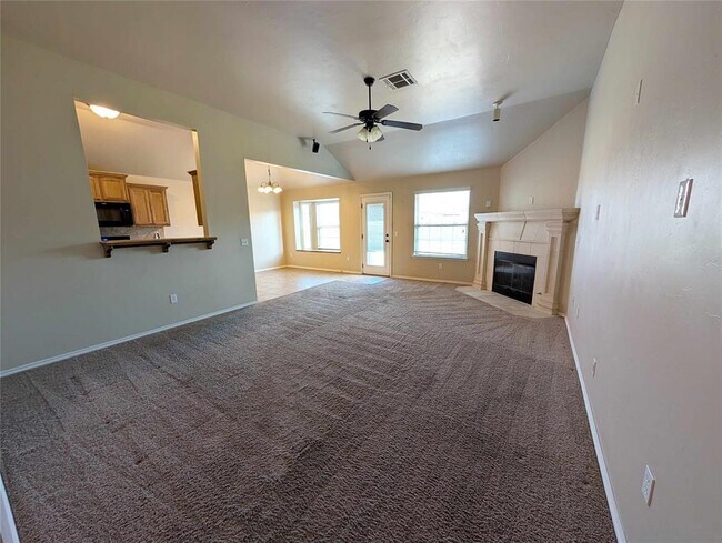 Building Photo - 621 Apple Tree Ln