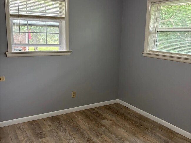 Building Photo - 1117 E Ridgeway Dr