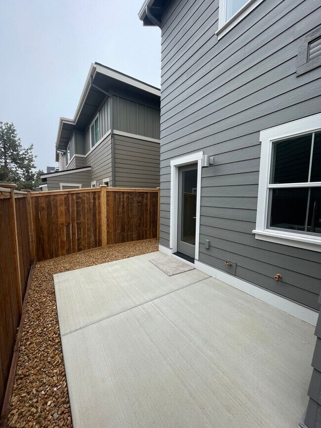 Building Photo - Duplex in Well Located SW Bend