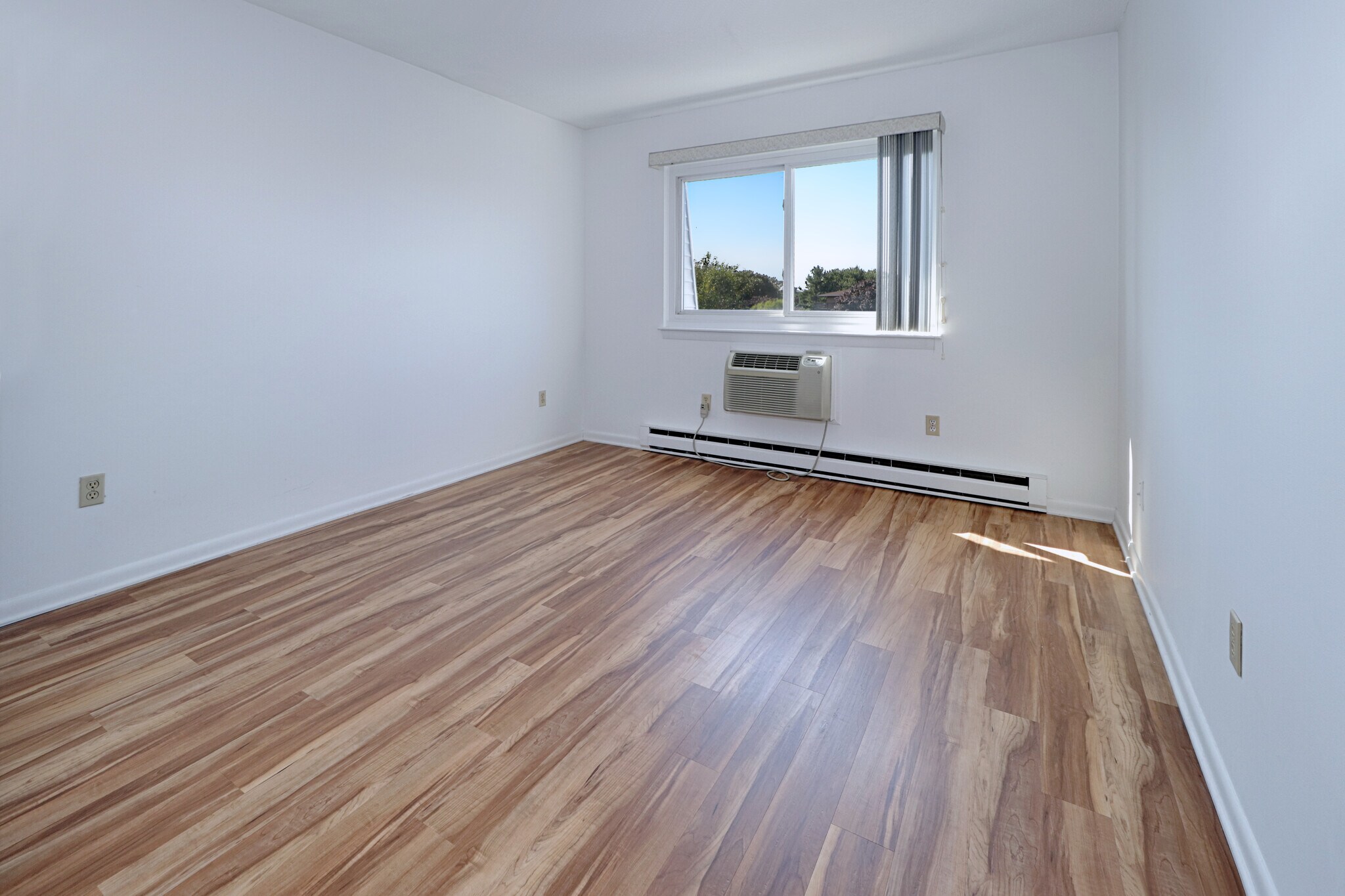 Building Photo - 155 Short Beach Rd