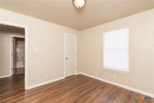 Building Photo - 608 Leo Ln