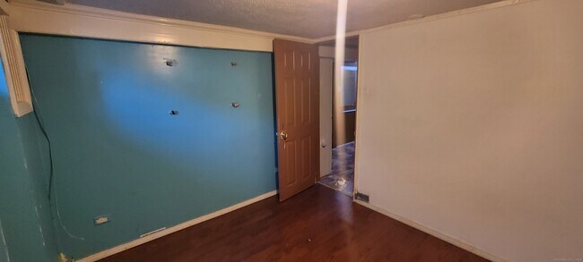 Building Photo - 87 Ellington St