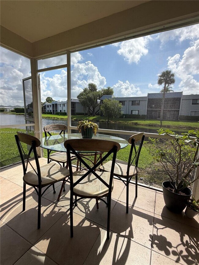 Building Photo - 16619 Hemingway Dr