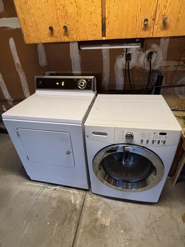 Building Photo - Single Level 3 Bedroom 2 Bathroom Bennett Valley Home with large private backyard