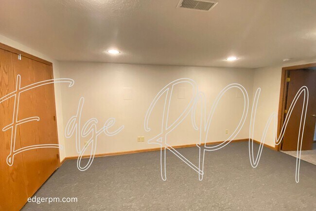 Building Photo - 3 BEDROOM 2 BATH DUPLEX Short Term Leasing!