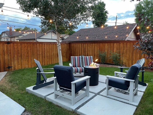Building Photo - LOCATION LOCATION! This stunning remodeled bungalow has 4-beds and 2-baths w/ an office and is lo...