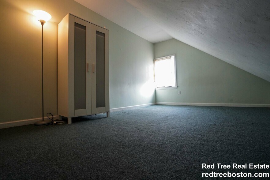 Building Photo - 24 Oak Square Ave