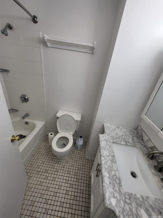 Building Photo - 6 Carlton Ave