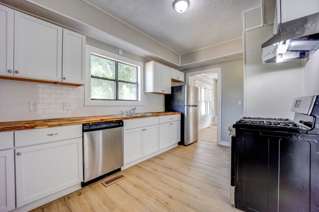 Primary Photo - Freshly Updated 2 Bedroom House