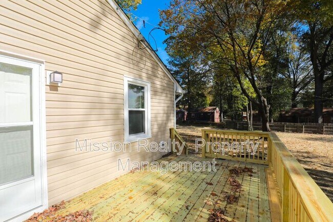 Building Photo - 7509 Montrose Ave