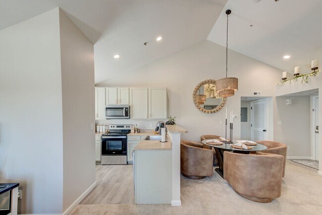Building Photo - Tastefully updated 2-bedroom, 2-bath condo