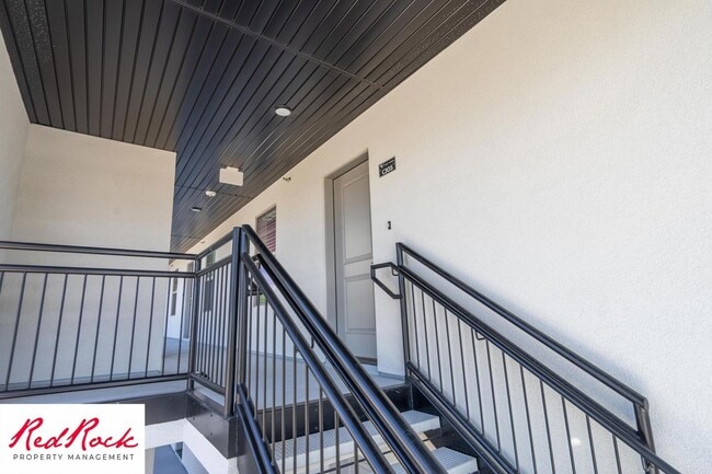 Building Photo - Charming 2 Bedroom End Unit Condo - Pet Friendly!