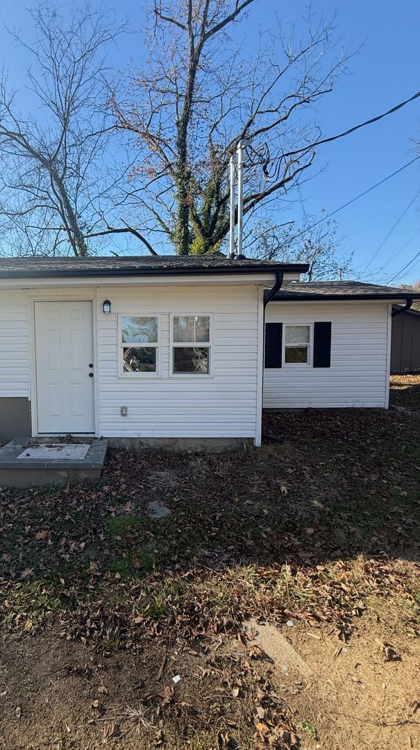 Building Photo - Harriman 37748 - 1 Bedroom, 1 bath Duplex - Call Lisa Vineyard or Shannon Russell 865-216-9334